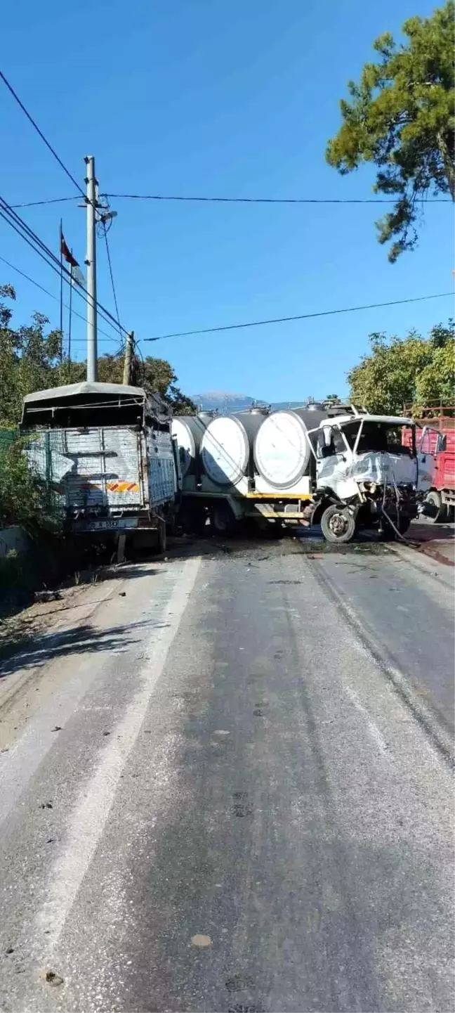 Ödemiş'te Kamyon Çarpışması: İki Sürücü Yaralandı