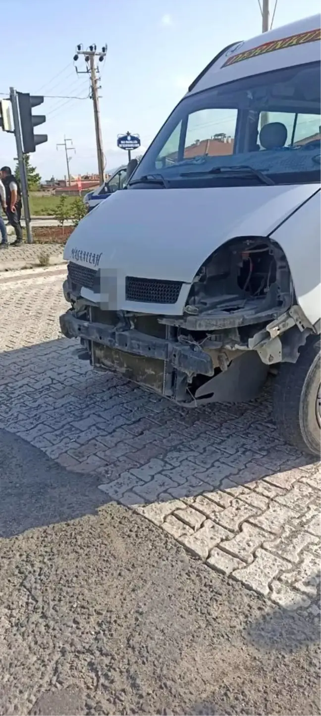 Nevşehir'de işçi servisi ile öğrenci servisi çarpıştı: 8 yaralı