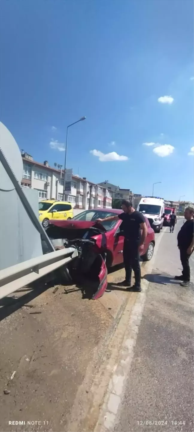 Yalova'da demir bariyerlere çarpan otomobilin sürücüsü kurtarıldı