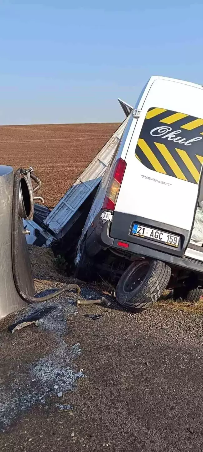 Diyarbakır'da 3 aracın karıştığı kazada 12'si öğretmen 14 yaralı