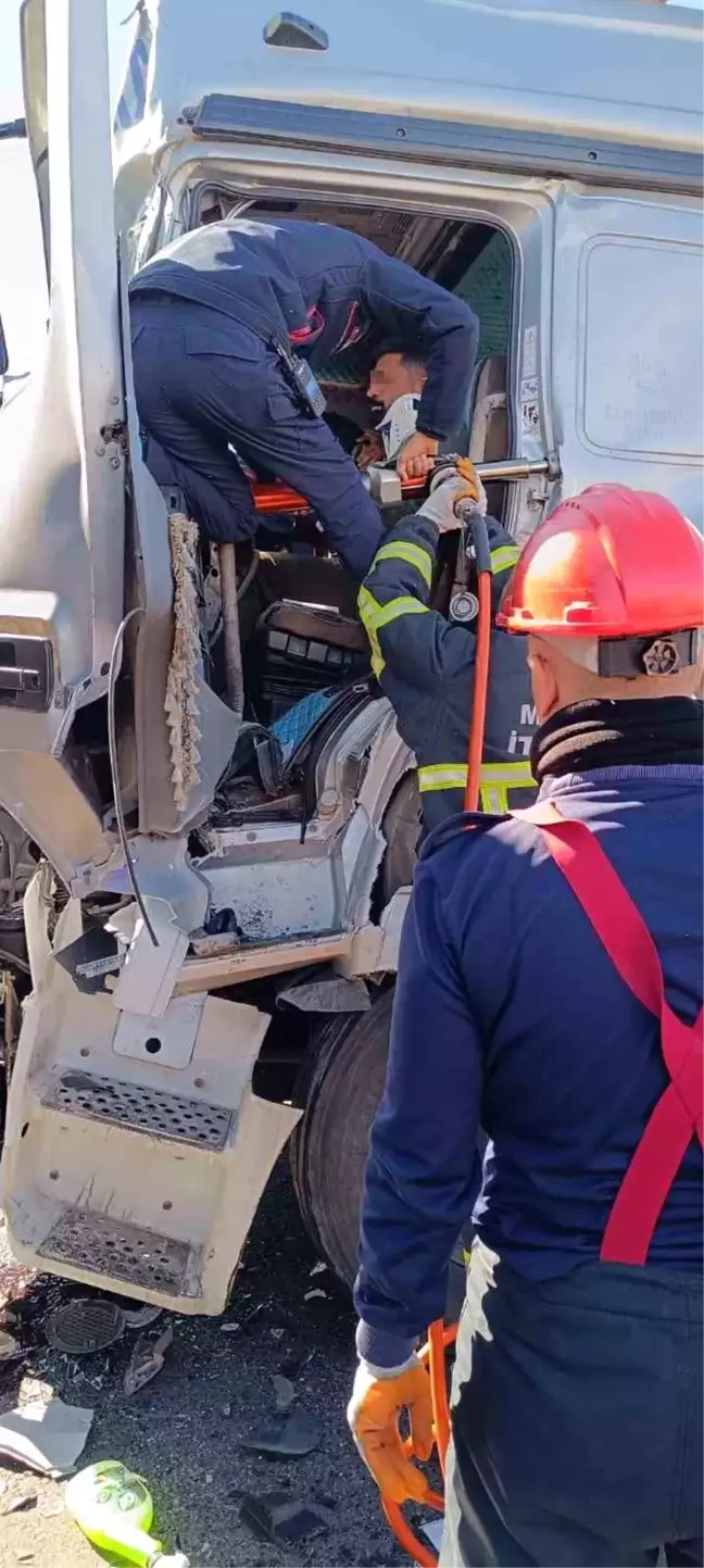 Mardin'de Tanker ile Tır Çarpıştı: Sürücü Yaralandı