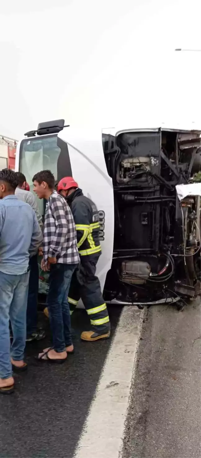 Adana'da minibüs devrildi, 7 kişi yaralandı