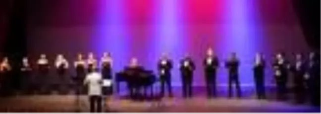 Sahnede maskeli konser