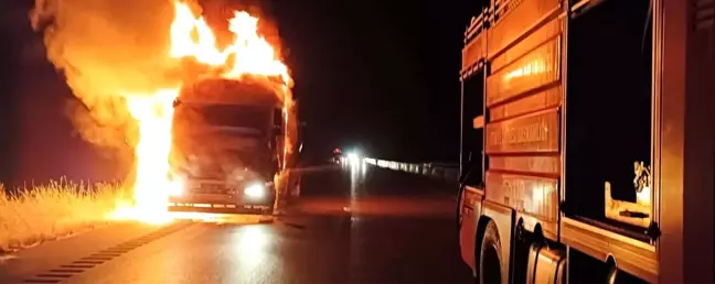 Hatay'da seyir halindeyken yanmaya başlayan tır alevlere teslim oldu