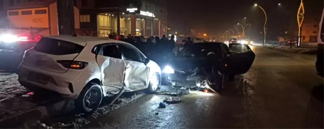 Yüksekova'da Zincirleme Trafik Kazası: 3 Yaralı