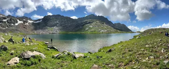 Trabzon ve Erzurum'dan 32 kişilik bir kafile İkizdere-Cimil Yaylası'na yürüdü