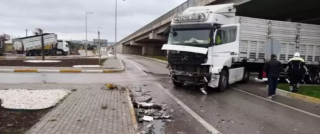 Balıkesir'de TIR ve Kamyonet Çarpıştı: Trafik Kapatıldı