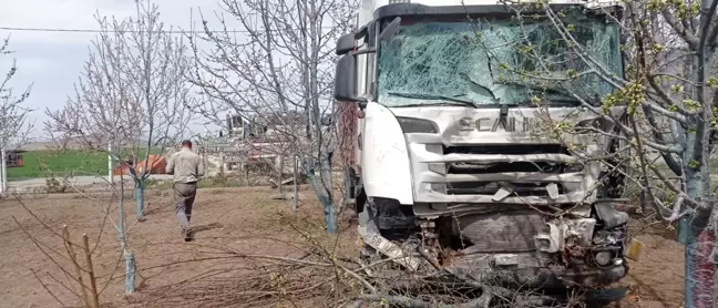 Niğde'de tır evin bahçesine daldı