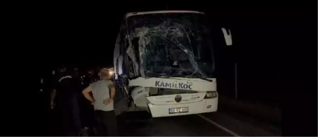 Afyonkarahisar'da otobüs traktöre çarptı: 6 yaralı