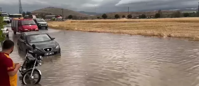 Zile'de Sağanak Yağış Cadde ve Sokakları Göle Çevirdi