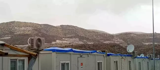 Adıyaman'da Yılın İlk Kar Yağışı Gölbaşı'nda Coşkuyla Karşılandı