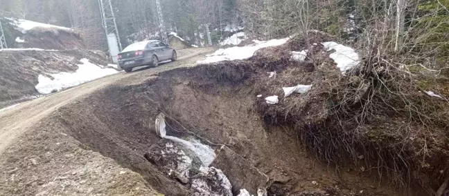 Kastamonu'da Heyelan Köy Yolunu Çökerdi