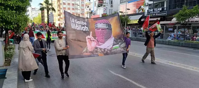 Antalya'da Gazze için düzenlenen yürüyüşe katılan Eğitim Bir Sen Antalya Şube Başkanı Eyüp Bülent Miran'dan çağrı