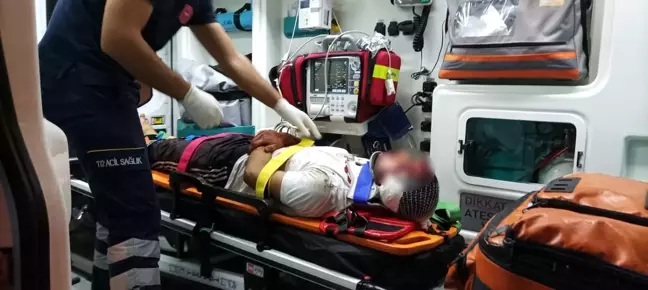 Hafif ticari araç ile motosiklet çarpıştı: 1 yaralı