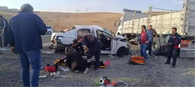 Ağrı'da Otomobil ile Kamyon Çarpıştı: 2 Ölü, 3 Yaralı