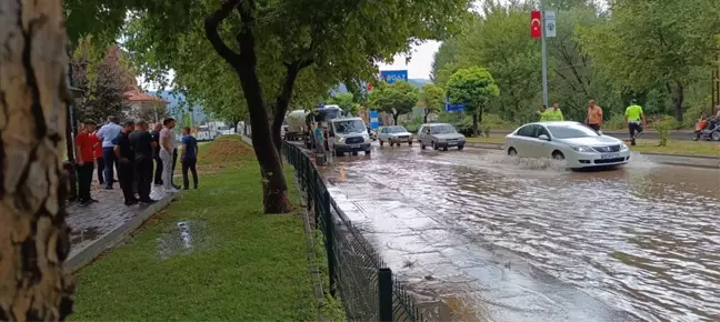 Nallıhan'da Sağanak Yağış: Cadde ve Sokaklarda Su Birikintisi Oluştu