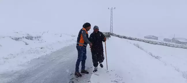 Kar Yağışı Nedeniyle Mahsur Kalan Çoban ve Koyunları Kurtarıldı