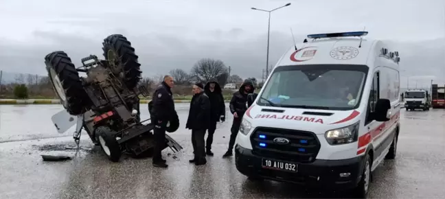 Balıkesir'de Traktör ile Otomobil Çarpıştı: Sürücü Yaralandı