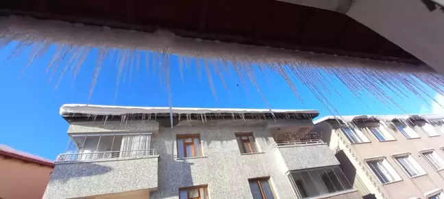 Tatvan'da çatılarda 1 metrelik buz sarkıtları oluştu