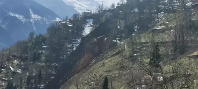 Trabzon'da heyelan; 2 katlı bina boşaltıldı (2)