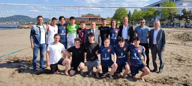 Ünye'de manyetik kumda voleybol turnuvası
