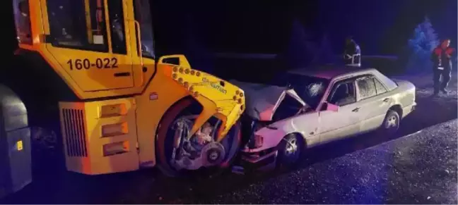 Park halindeki silindire çarpan otomobilin sürücüsü yaralandı