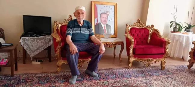 Mitinge gitmek için merdivenleri yürüyerek çıkan Hüseyin Dede,