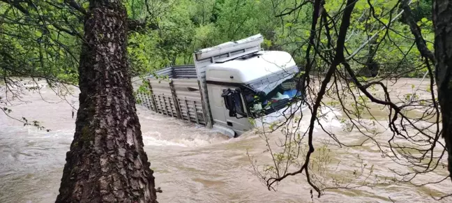 Munzur Çayı'na uçan kamyon çıkarıldı