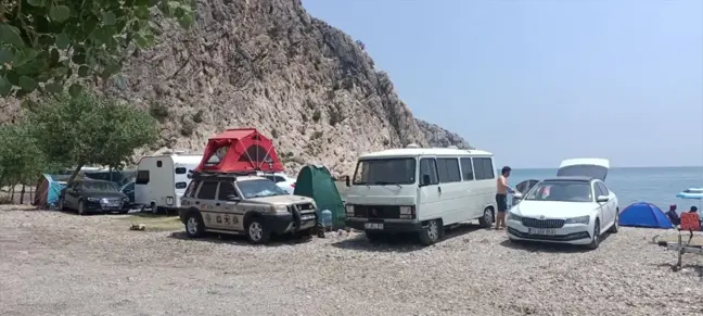 Silifke'de Tahta Limanı'nda çadır ve karavan kaldırma çalışması başlatıldı