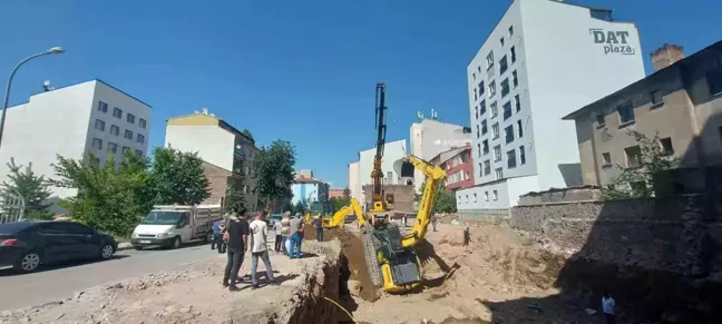Erzurum'da İş Makinesi Devrildi