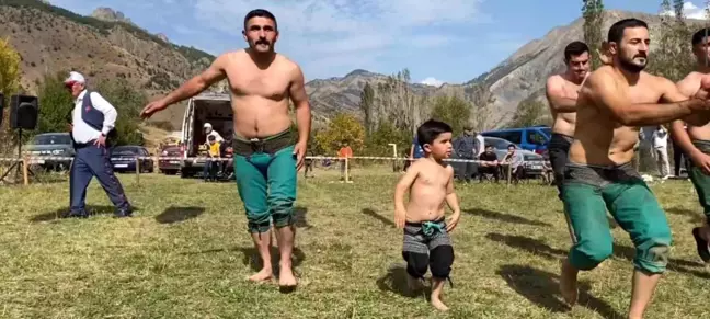 Erzurum'da Geleneksel Armutlu Mezra Güreşleri Kadın Seyircilerin İlgi Odağı Oldu