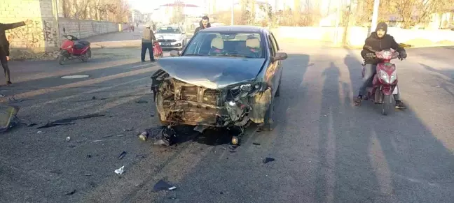 İskender Iğdır Caddesi'nde Otomobil Kazası: 1 Yaralı