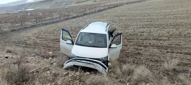Van'ın Erciş ilçesinde kamyon panelvan araca çarptı: 3 yaralı