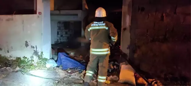 İskenderun'da Metruk Binada Çıkan Yangın Söndürüldü