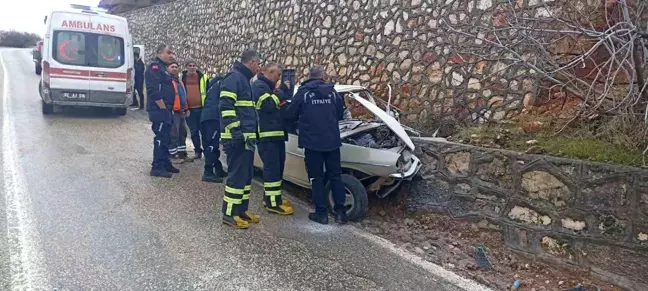 Adıyaman Çelikhan karayolunda otomobil istinat duvarına çarptı