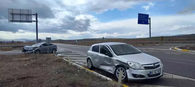 Şarkışla'da Trafik Kazası: 2 Kişi Yaralandı