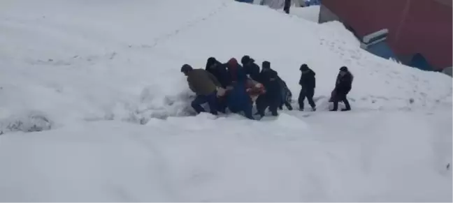 Kardan kapanan köy yolunda kalp hastası kadın hastaneye yetiştirildi