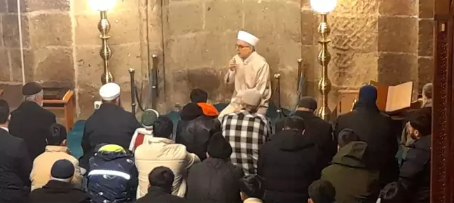 Erzurum'da deprem şehitleri için sabah namazı sonrası dualar edildi