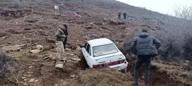 Muş'ta Otomobil Şarampole Yuvarlandı: 2 Yaralı