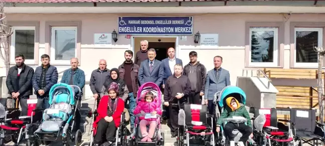 Hakkari Valiliği, 10 engelliye sandalye teslim etti