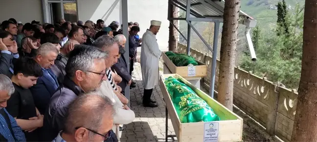 Ordu'da tarım aracının devrilmesi sonucu hayatını kaybeden baba ile oğlu son yolculuklarına uğurlandı