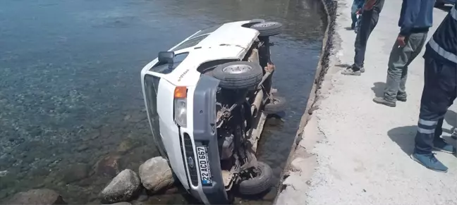 Çanakkale'de denize devrilen minibüsün sürücüsü yaralandı