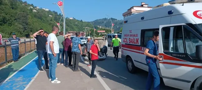 Rize'de bariyerlere çarparak devrilen otomobilin sürücüsü yaralandı