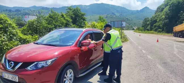 Giresun Jandarması Trafik Denetimlerinde Vatandaşlara Çikolata İkram Etti