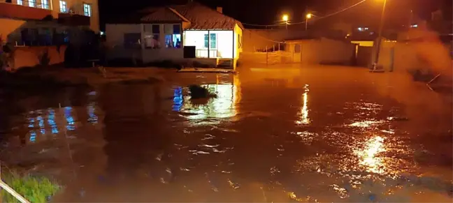 Van'ın Özalp ilçesinde şiddetli sağanak sonucu yollar su altında kaldı