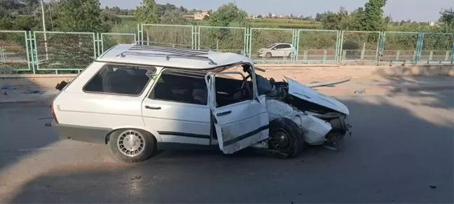 Tarsus'ta Otomobil Kazası: 2 Kişi Yaralandı