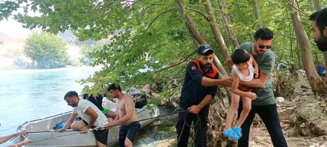 Dicle Nehri'nde mahsur kalan aile AFAD tarafından kurtarıldı