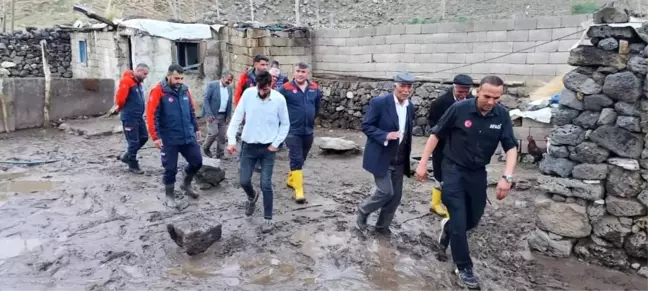 Çaldıran'da Sağanak Yağış Sele Neden Oldu