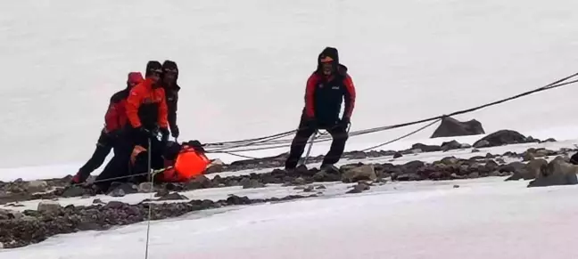 Ağrı Dağı'nda donarak hayatını kaybeden dağcıların cesetleri kampa taşınıyor