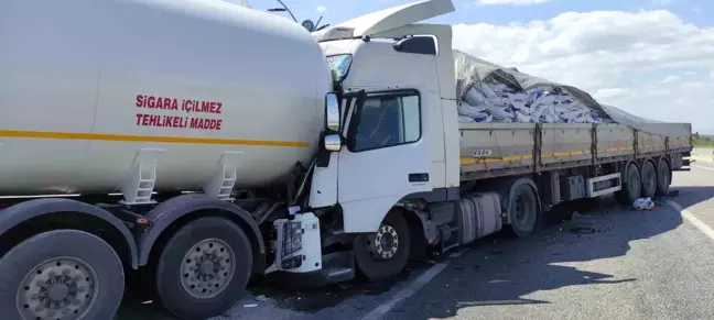 Manisa'da kömür yüklü tırın LPG tankere çarpması sonucu 1 kişi yaralandı